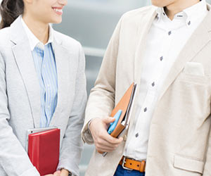 職場で会話する男女