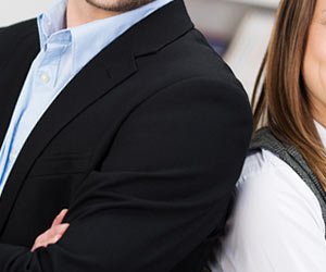 背中合わせの男女