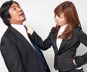 職場で男性の胸ぐらをつかむ女性