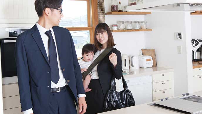 子供を連れて一緒に出勤する夫婦