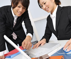 職場で仕事を教えてもらう女性