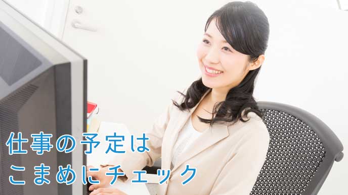 オフィスでパソコンを使っている女性