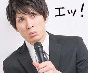 マイクを握って驚く男性