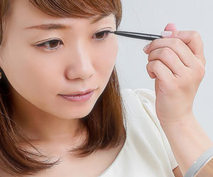 アイラインを入れる女性