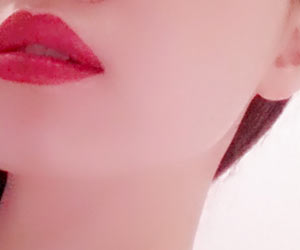 赤い口紅が目立ちすぎの女性