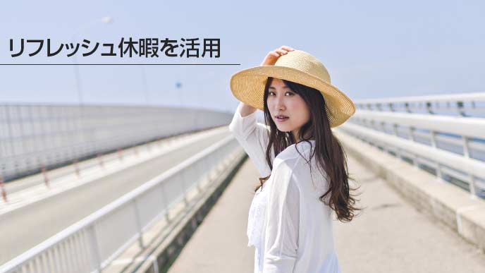 旅行中に橋の上を歩く女性