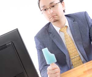 アイスを食べながらのんびり仕事をする人