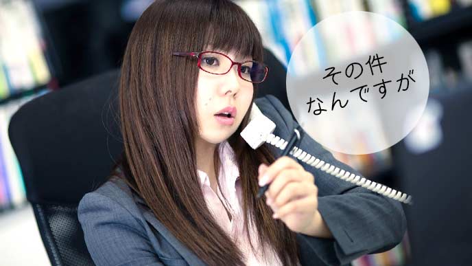 電話対応している女性起業家