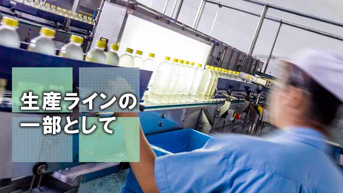 工場の生産ラインで働く男性