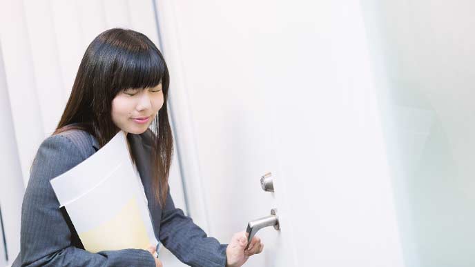 ドアの向こうから罵声を聞いてしまった女性社員