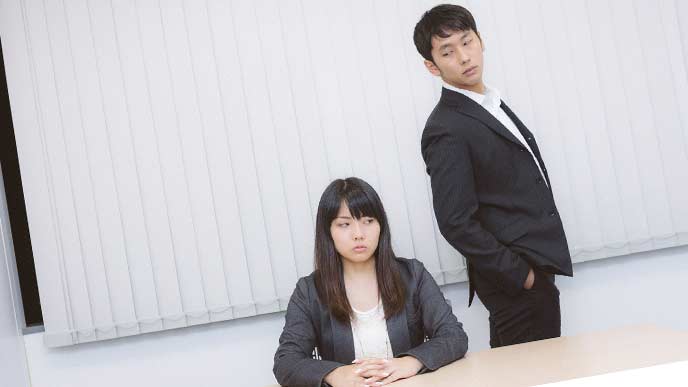 個室で上司から説明される女性社員