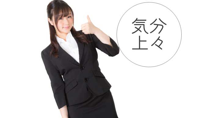 手でグーのサインをする女性職員