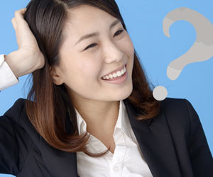 照れ笑いする女性社員