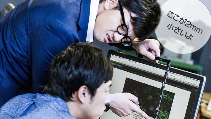 モニター越しに指導されている新入社員