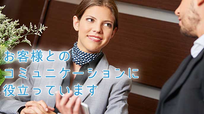 お客様の対応をしているホテル受付の女性