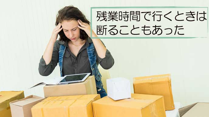 倉庫作業する女性