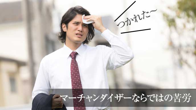 腕を組みあつまっている社員