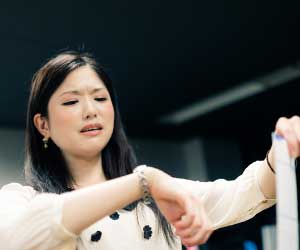 時間を気にする女性社員