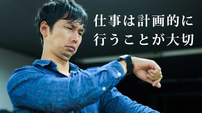 仕事中に深刻な表情で腕時計を見る会社員