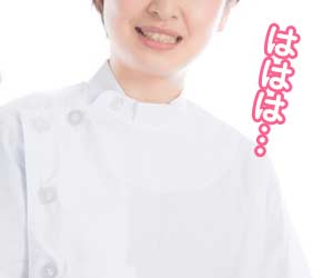 ひきつりながら笑顔をつくる女性介護員