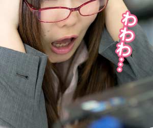 電話をしながらパニックになっている女性事務員