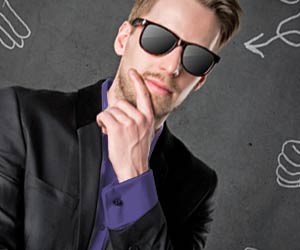 紫のシャツを着たビジネスマン