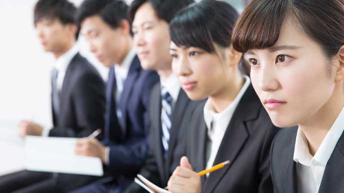聴講する新入社員
