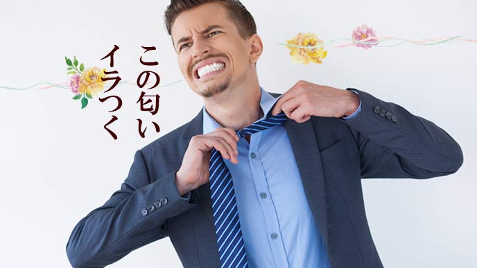 花の香水にイラつく男性
