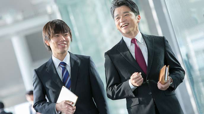 先輩社員のお供をする新入社員