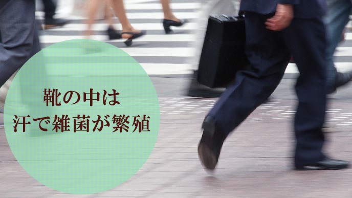 通りを歩くビジネスマン