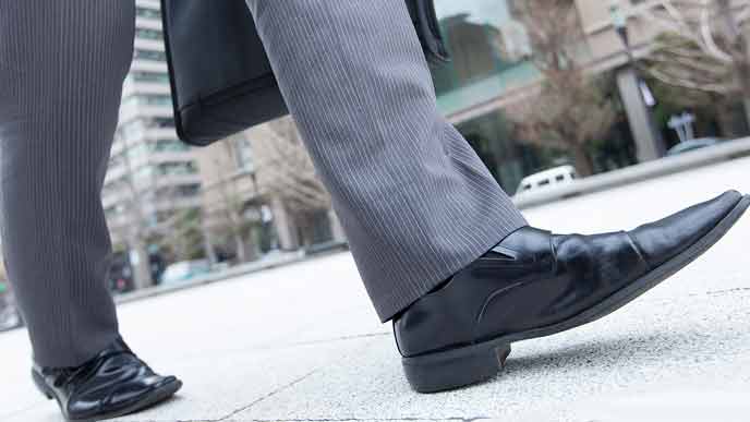営業で外回わりをする男性