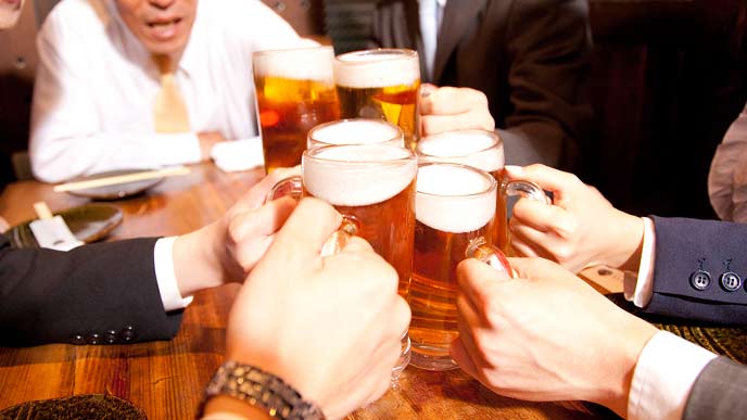 ビールで乾杯する飲み会参加者