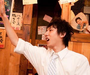 居酒屋で注文する男性社員