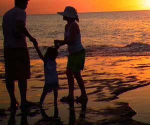 海辺で遊ぶ親子