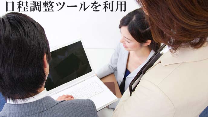 ラップトップを囲む社員