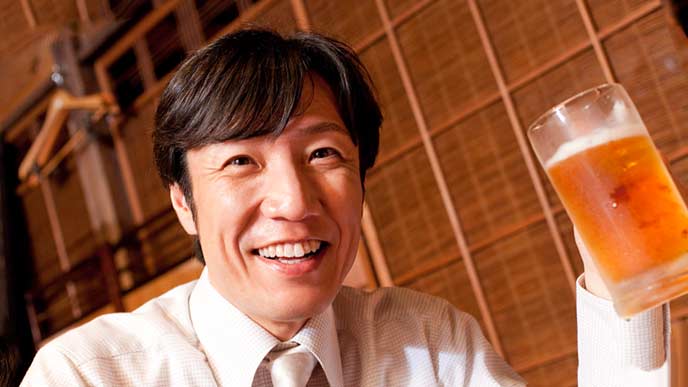 ビールジョッキを笑顔で持つ男性