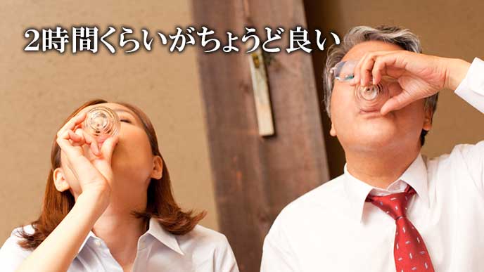 お酒を飲み干す会社員