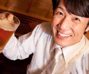 笑顔でビールを飲む男性