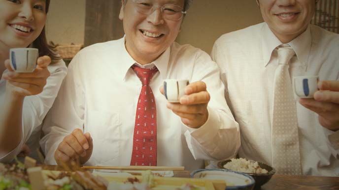 飲み会で向かいに座る先輩社員3人