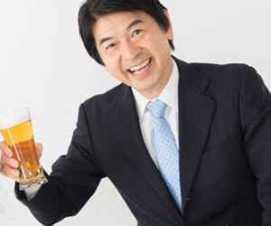 乾杯の音頭をとる役職の男性