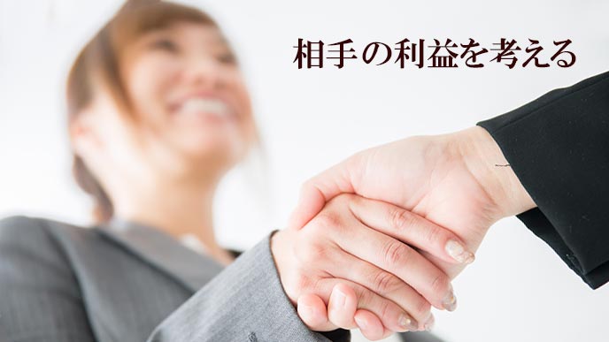 握手する営業マンと顧客