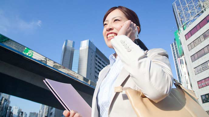 電話しながら顧客先を回る営業ウーマン