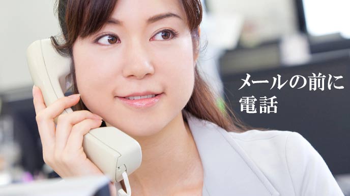 電話で話す女性社員