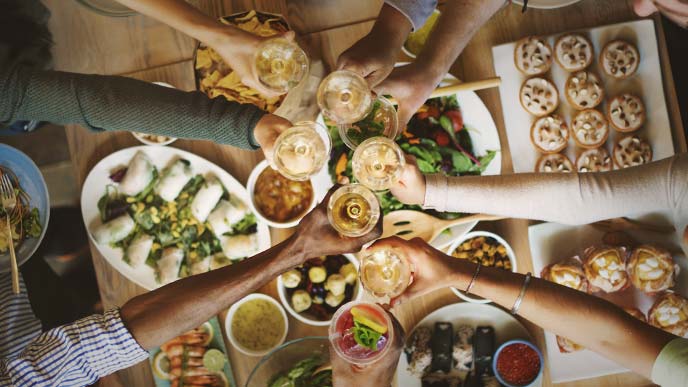 飲み会の乾杯シーン