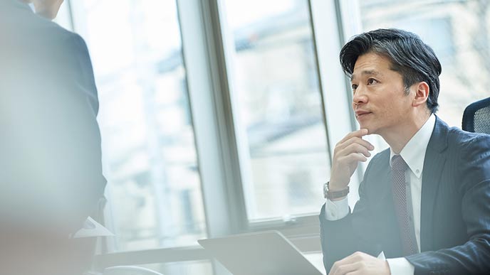 直属上司に話す会社員