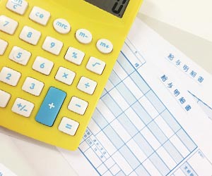 電卓と給与明細