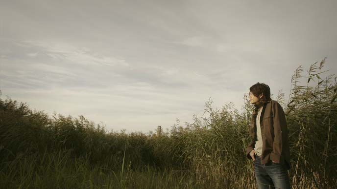 荒野を旅する男性