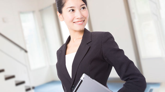 スーツを着こなして微笑む女性役職