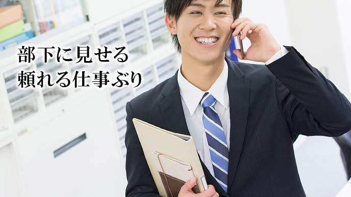 スマホで電話する男性社員