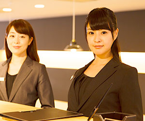 ホテルのフロントに立つ女性２人